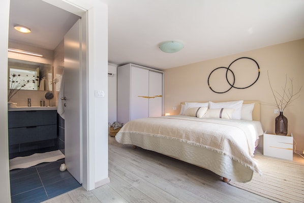 3 chambres, coffre-fort, fer et planche à repasser