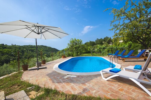 Detached house in a quiet and sunny location with pool