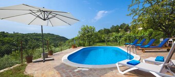 Detached house in a quiet and sunny location with pool
