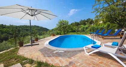 Detached house in a quiet and sunny location with pool