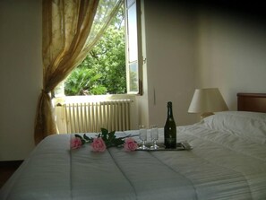 3 quartos, ferros/tábuas de passar roupa, berço de viagem