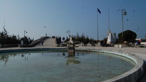A public square with a fountain, a sculpture, and a staircase. - VERSILIA APARTMENT (Pietrasanta)