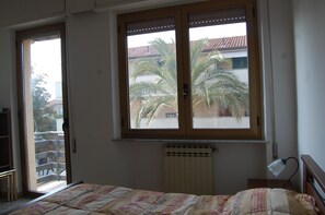 2 عدّة غرف نوم ومكواة/لوح كي وملاءات أسرّة