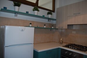 Refrigerador, horno, lavavajillas y cafetera y tetera 