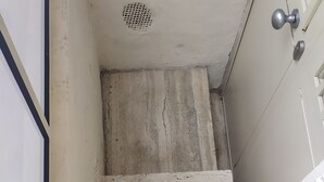 A concrete staircase with a 50 cm measurement marker.