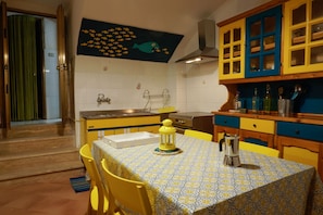 Frigorífic, forn, placa de cuina i cafetera i tetera 