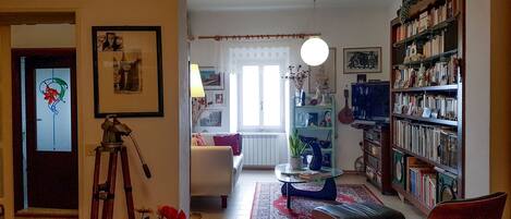 Una televisión, una chimenea, un reproductor estéreo