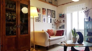 Een televisie, een open haard en een stereo