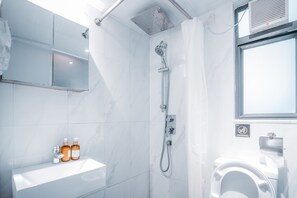 Standard Double Room (A) | Bilik Mandi | Pancuran mandi, kelengkapan dandanan diri percuma, pengering rambut 