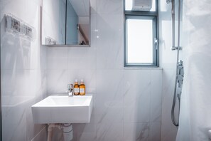 Deluxe Double Room | Bathroom | Shower, free toiletries, hair dryer, slippers - Kactus Hotel (Kowloon)