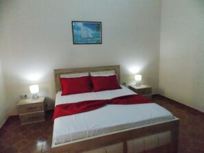 Escritorio, insonorización, tabla de planchar con plancha y wifi gratis 