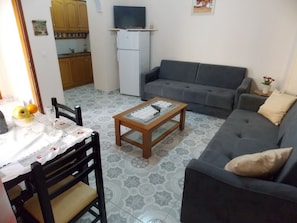 Departamento, 1 habitación | Cocina privada | Refrigerador con congelador, parrilla de estufa y cafetera y tetera