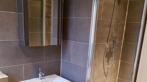 Apartment, 3 Bedrooms | Bathroom - 24 Clifton gardens pondfild house (London)