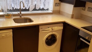 Apartment, 3 Bedrooms | Private kitchen - 24 Clifton gardens pondfild house (London)