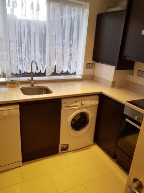 Huoneisto, 3 makuuhuonetta | Yksityinen keittiö | Jääkaappi, mikroaaltouuni, uuni, astianpesukone