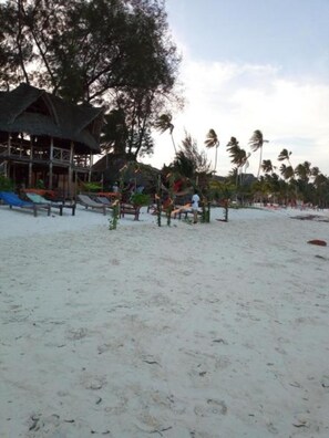 Beach nearby, white sand - Baridi Villa (Kiwengwa)