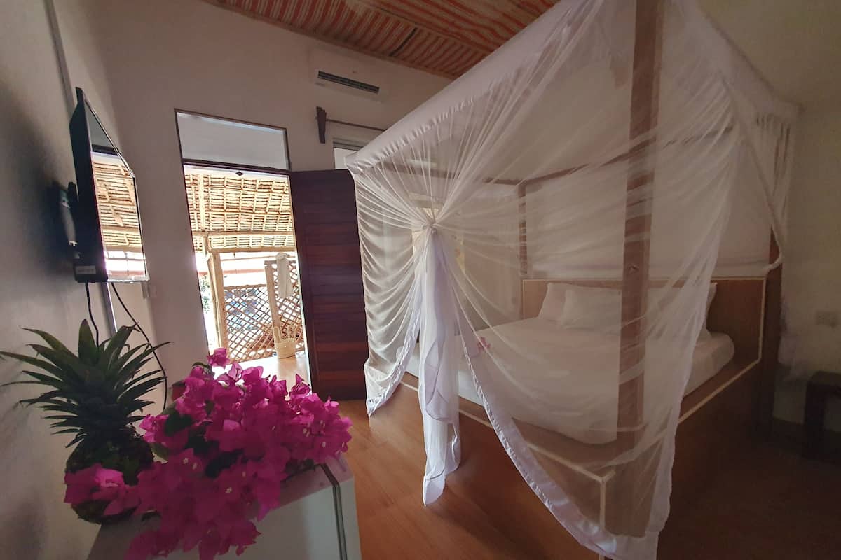 Deluxe Double Room, 1 Katil Kelamin (Double) | Peti besi dalam bilik, dilengkapkan perabot secara berasingan, meja
