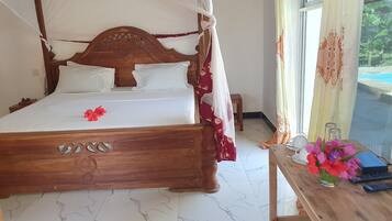 Zimmersafe, individuell eingerichtet, Schreibtisch