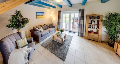 5 star apartment under thatch in a quiet location with a unique view