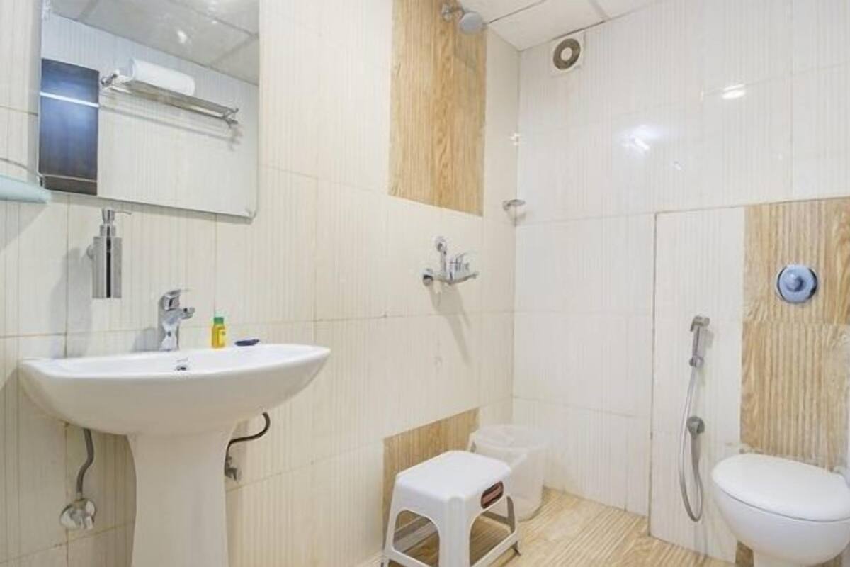 Shower, free toiletries, towels