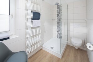 Douche, sèche-cheveux, serviettes fournies, savon
