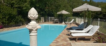 Amplio y muy bien amueblado apartamento en una villa, con jardín y piscina. D.