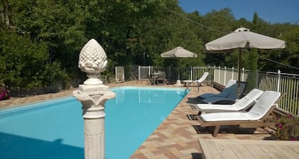 Grand appartement trÚs bien meublé dans une villa, avec jardin et piscine. D.