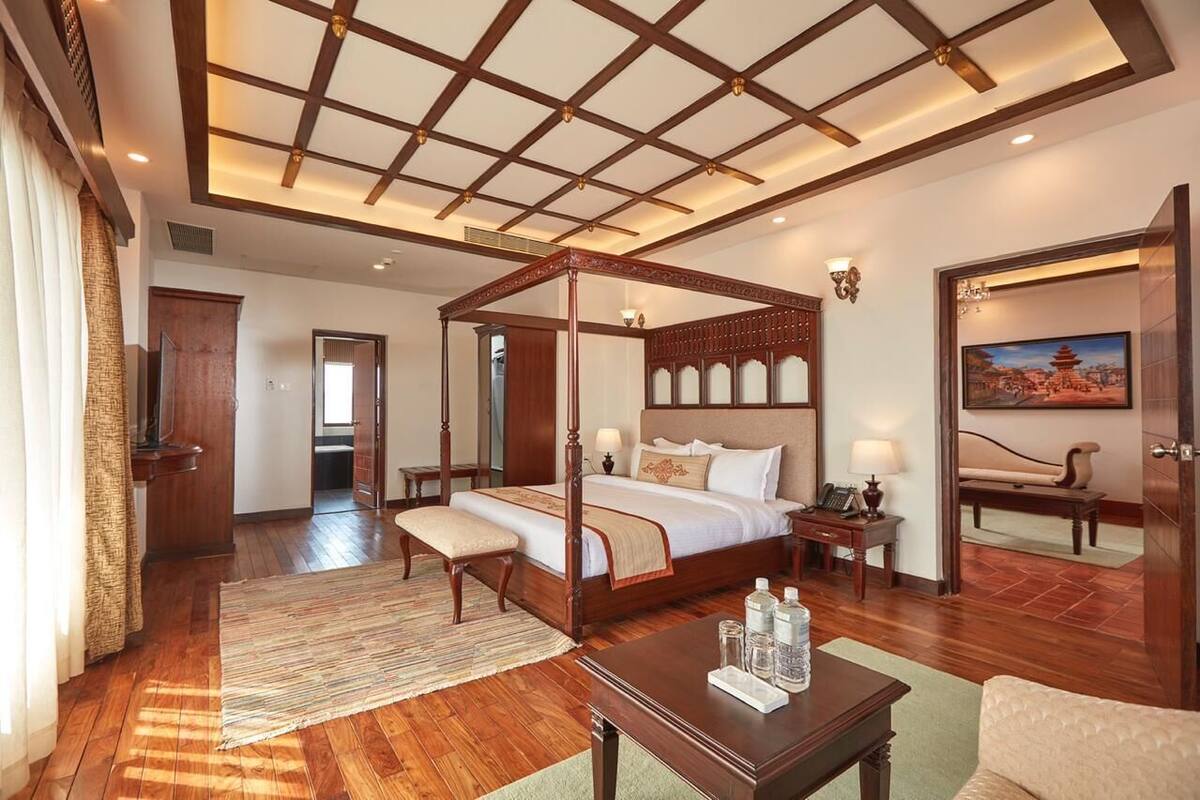 Presidential Panorama Suite : Free Cable Car, Zipline, Gym, Pool & Jacuzzi. | Bộ đồ giường cao cấp, két bảo mật tại phòng, bàn 
