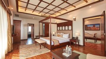 Suite presidencial, vistas a la ciudad | 1 dormitorio, ropa de cama de alta calidad, caja fuerte y escritorio