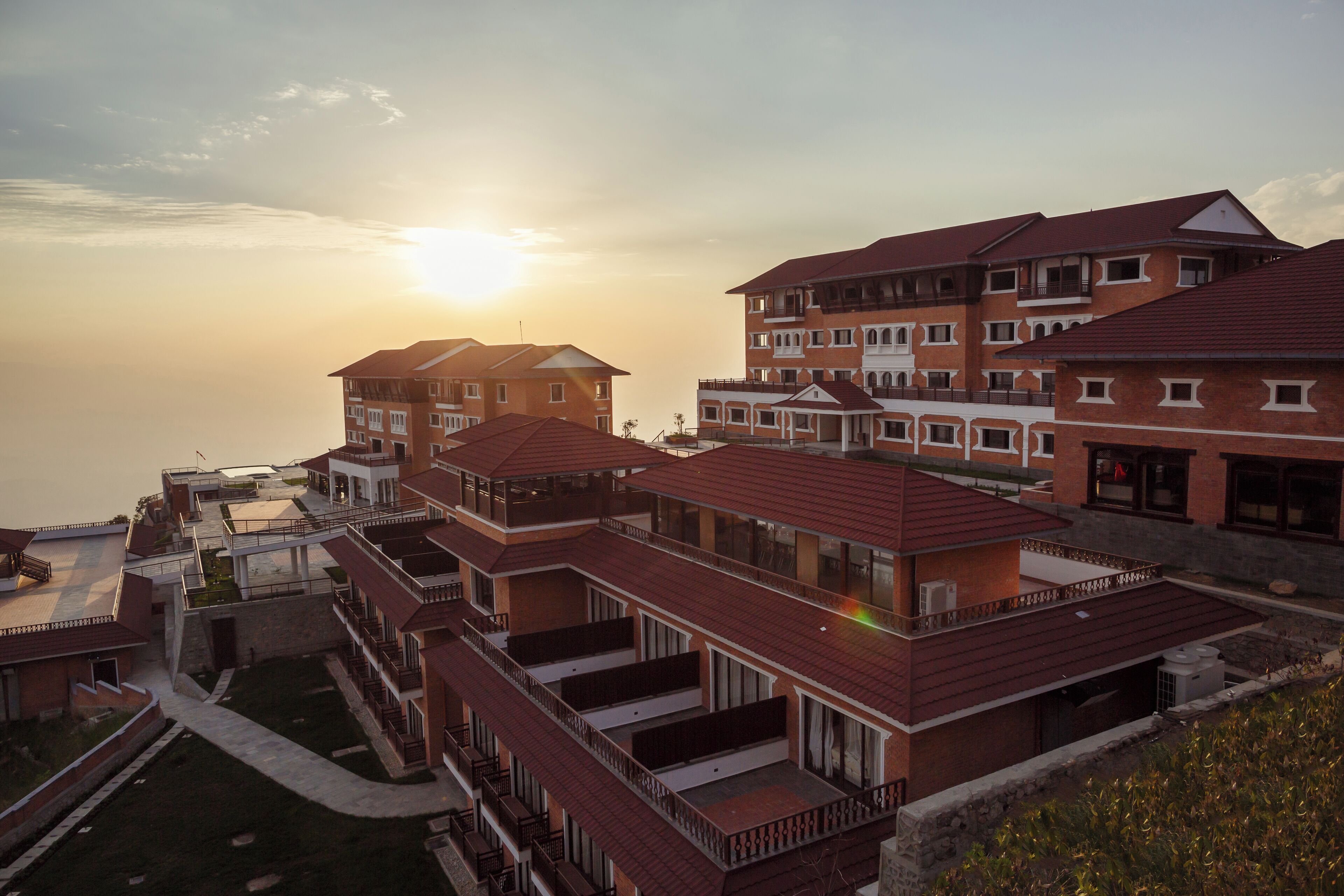 Un hotel de varios pisos con balcones y vistas al mar.