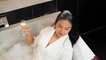 Presidential Suite, City View | Bathroom | Jetted bath, rainfall showerhead, free toiletries, hair dryer