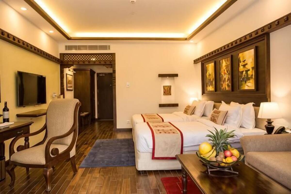 Bộ đồ giường cao cấp, két bảo mật tại phòng, bàn 