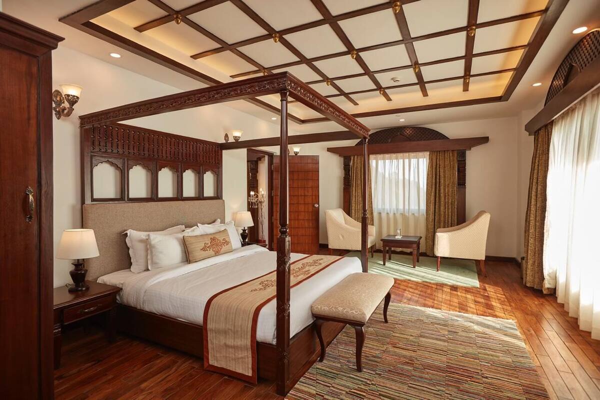 Himalayan Bliss Suite: Free Cable Car, Zipline, Gym, Pool & Jacuzzi. | Bộ đồ giường cao cấp, két bảo mật tại phòng, bàn 