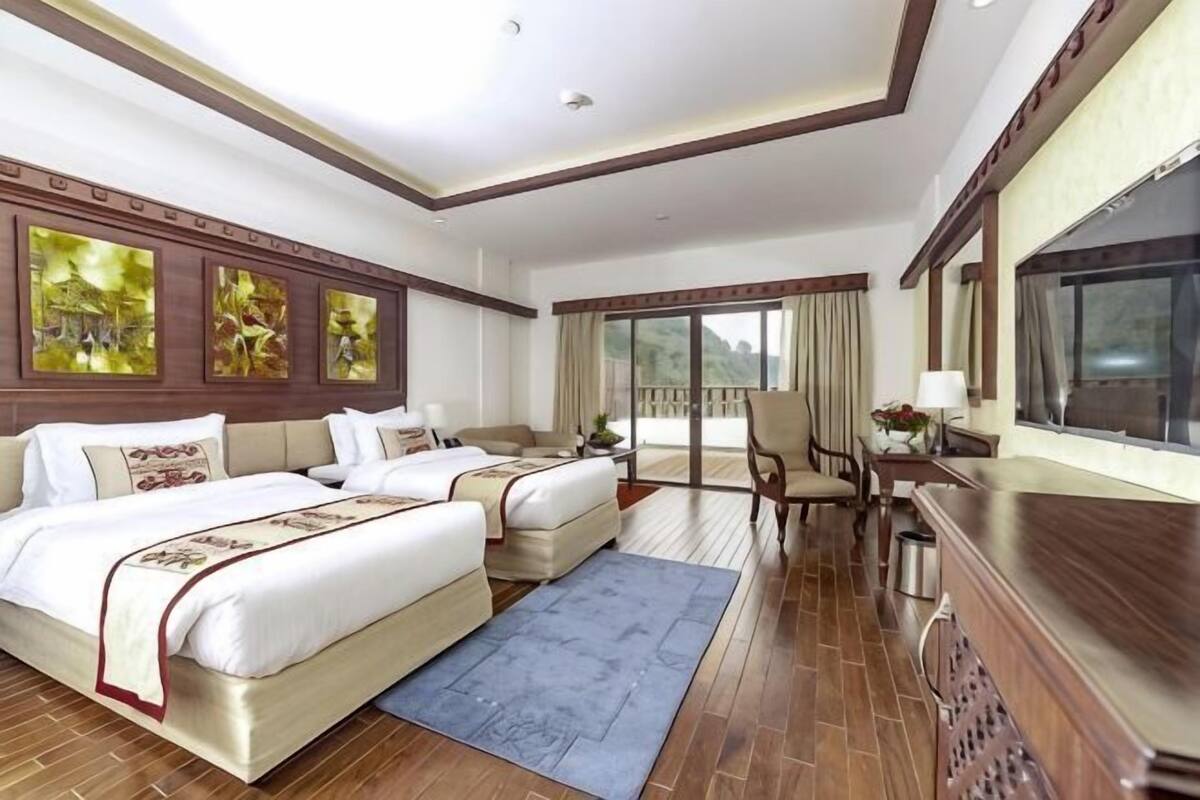 Bộ đồ giường cao cấp, két bảo mật tại phòng, bàn 