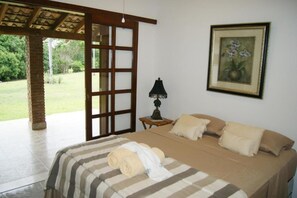 Habitación básica doble, 1 cama Queen size, vista al patio | Wifi gratis, ropa de cama y acceso para silla de ruedas