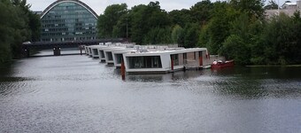 Luxury houseboat centrally in Hamburg with a clear view