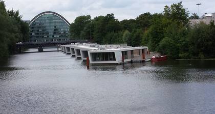 Luxury houseboat centrally in Hamburg with a clear view