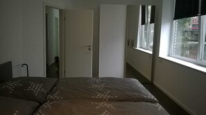 2 bedrooms, iron/ironing board, travel cot, free WiFi - Luxury houseboat centrally in Hamburg with a clear view (Mitte - Hamburg Hammerbrook)