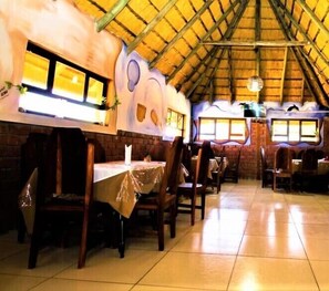 供應早餐、午餐和晚餐，當地和國際料理