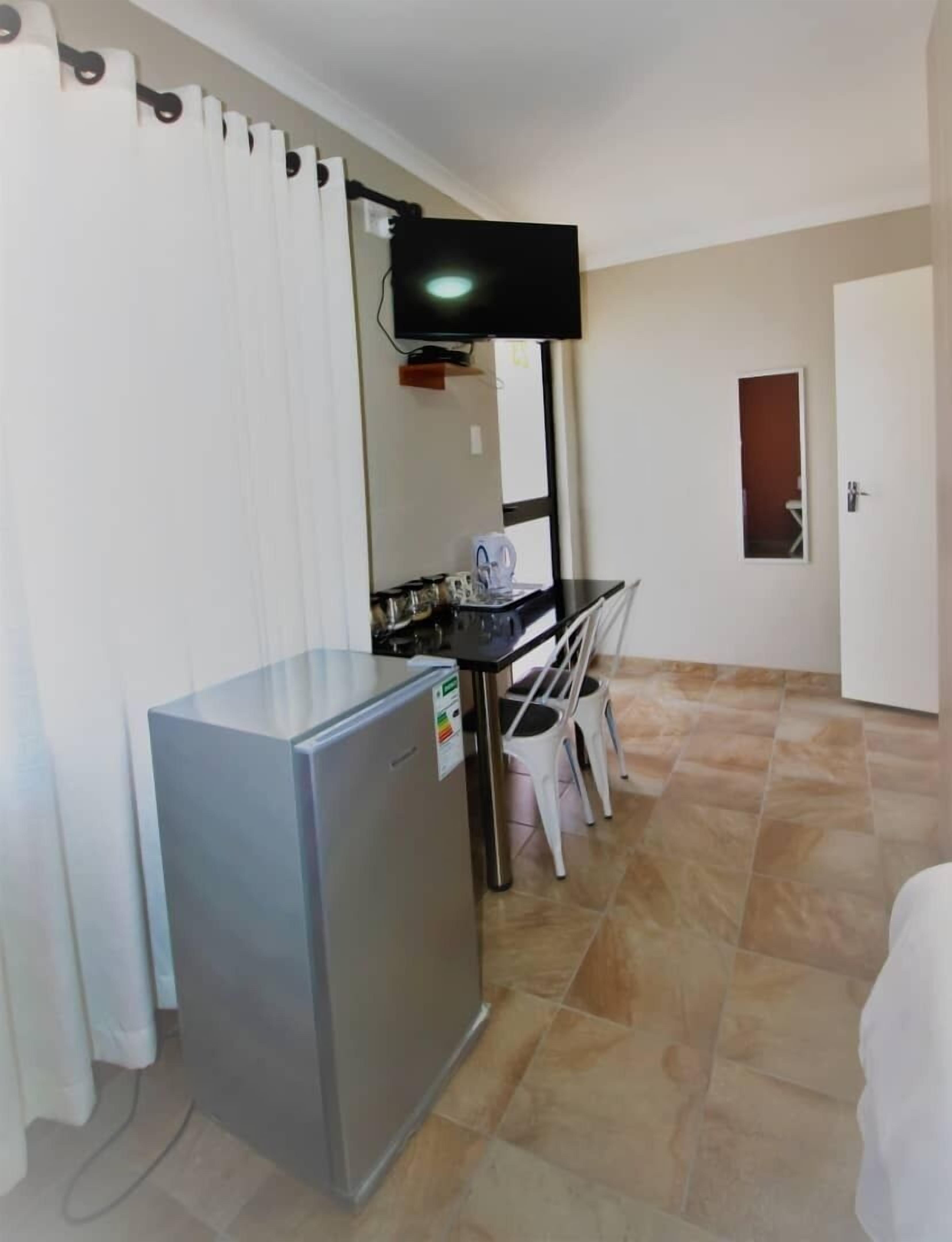 Minibar, Schreibtisch, kostenlose Zustellbetten, kostenloses WLAN