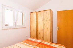 2 bedrooms, in-room safe, WiFi, bed sheets