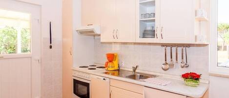 ثلاجة، ميكروويف، فرن، غسالة أطباق