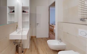Ducha, secador de pelo y bidé