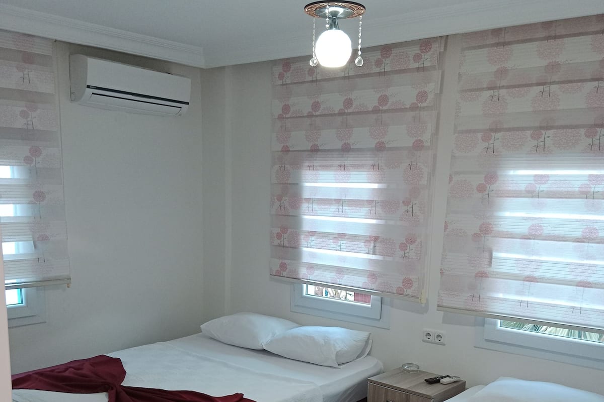 1 bedroom, desk, blackout curtains, soundproofing