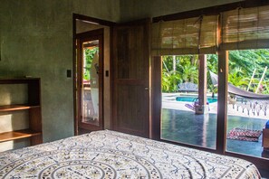 2 chambres, coffres-forts dans les chambres, lit parapluie