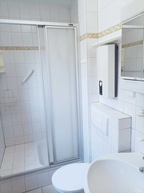 Shower, hair dryer, towels - Holiday home Wenke in Maasholm Bad (Maasholm)