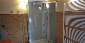 Douche, sèche-cheveux, bidet, serviettes fournies