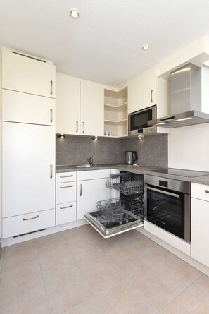 Kühlschrank, Mikrowelle, Ofen, Geschirrspüler