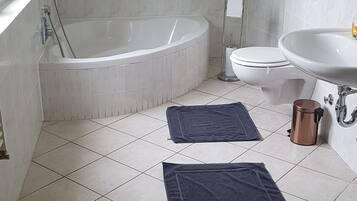 Badewanne, Haartrockner, Handtücher, Seife