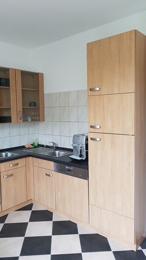 Fridge, microwave, oven, stovetop - Apartment in Fürstenwalde (Fürstenwalde/Spree)